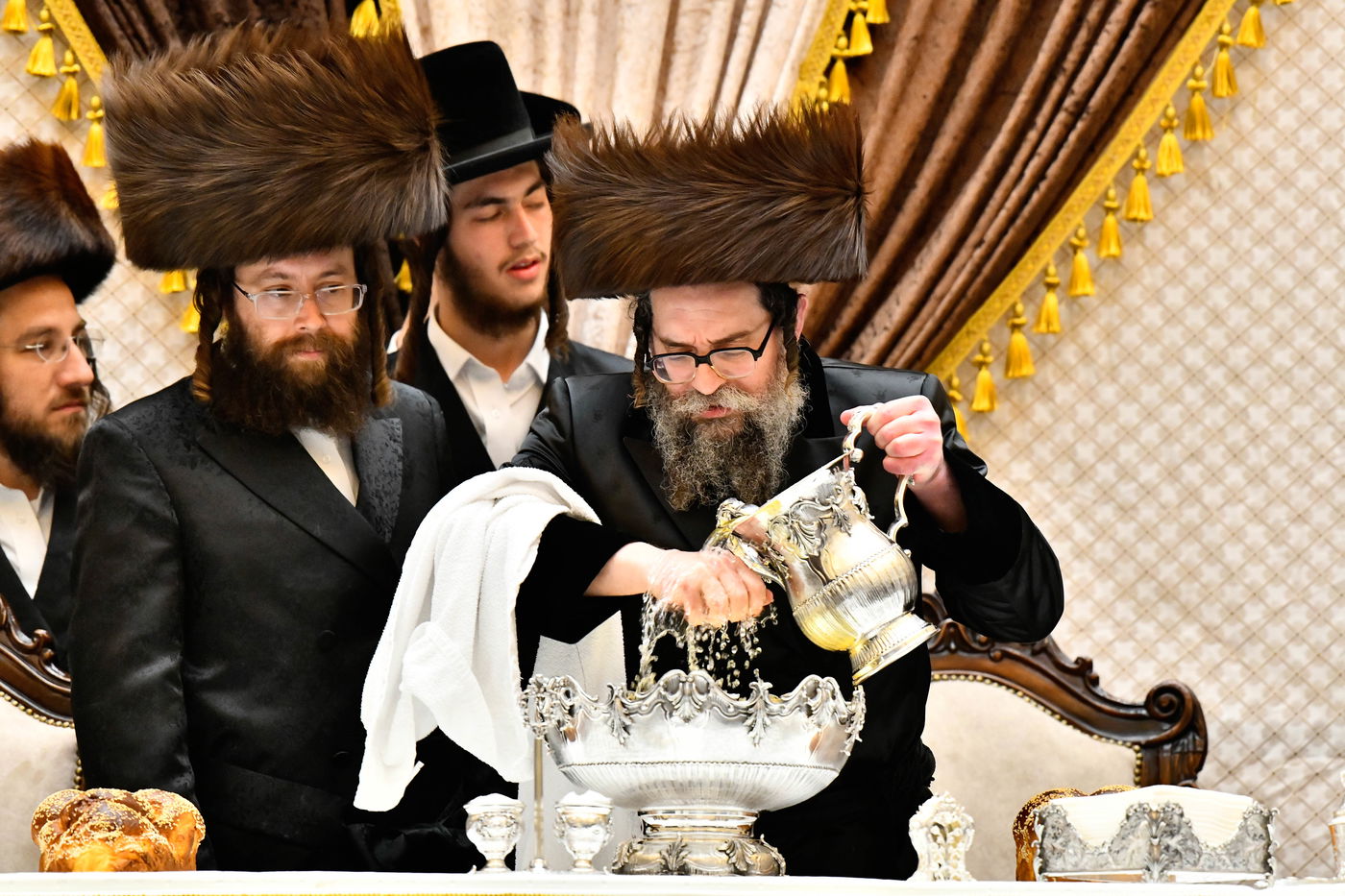 מוצאי שבת נחמו בחצה"ק סקולען ירושלים