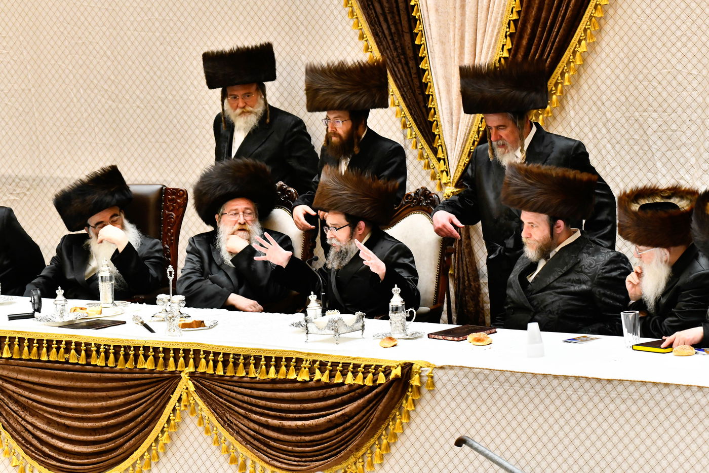 מוצאי שבת נחמו בחצה"ק סקולען ירושלים