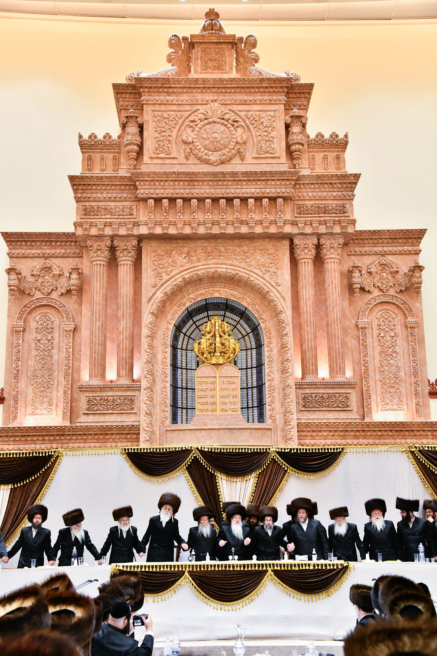 מוצאי שבת נחמו בחצה"ק סקולען ירושלים