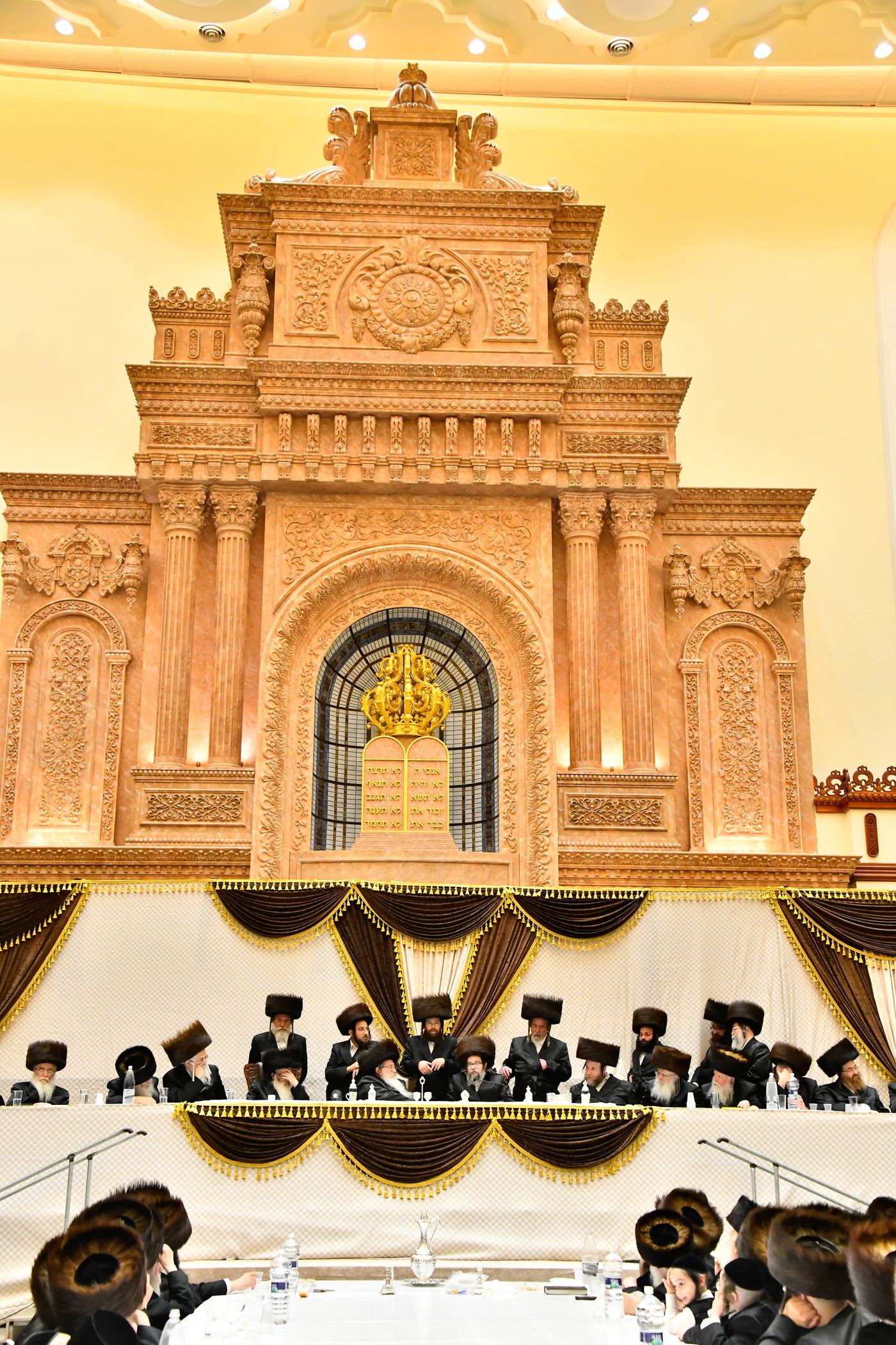 מוצאי שבת נחמו בחצה"ק סקולען ירושלים