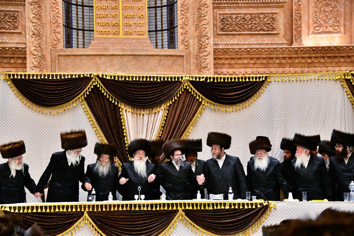 מוצאי שבת נחמו בחצה"ק סקולען ירושלים