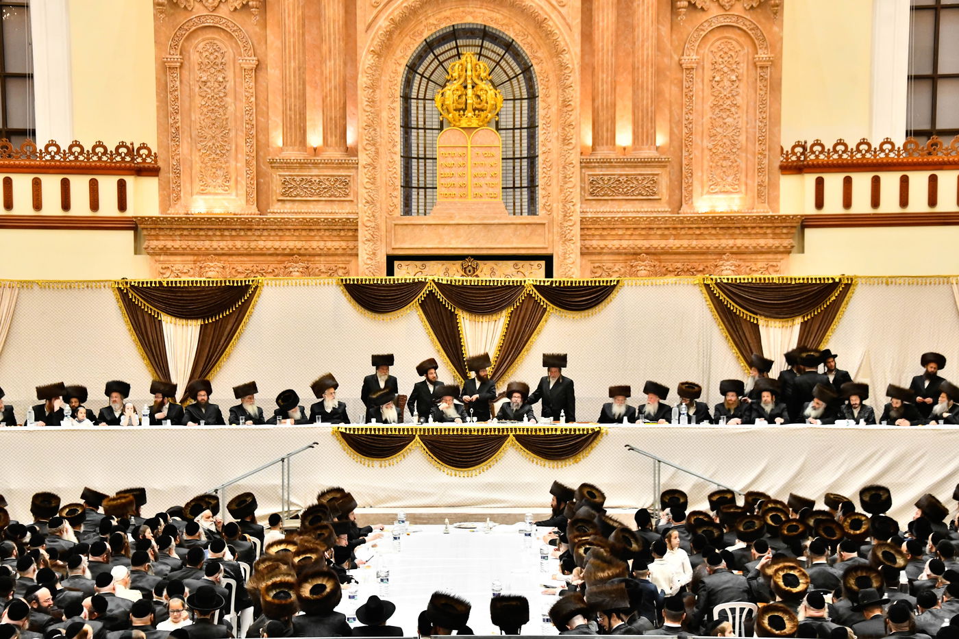 מוצאי שבת נחמו בחצה"ק סקולען ירושלים