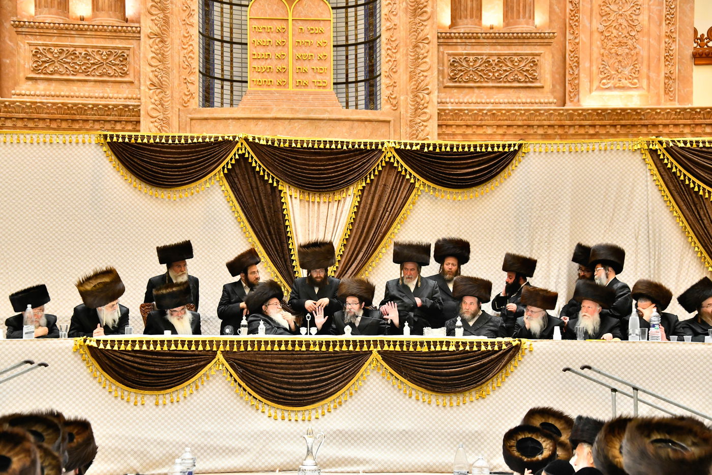 מוצאי שבת נחמו בחצה"ק סקולען ירושלים