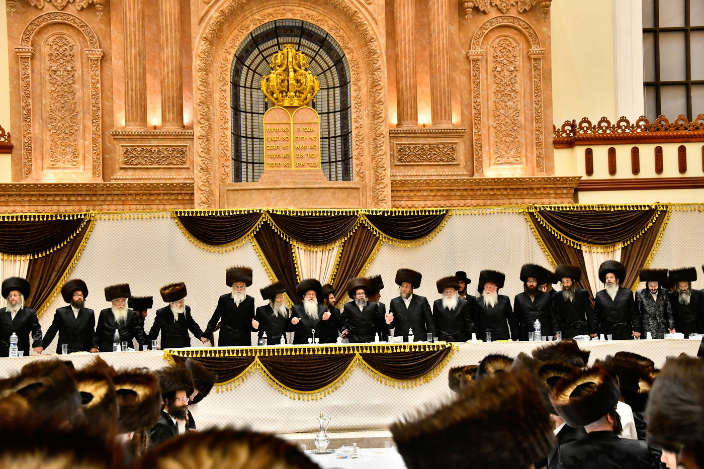 מוצאי שבת נחמו בחצה"ק סקולען ירושלים