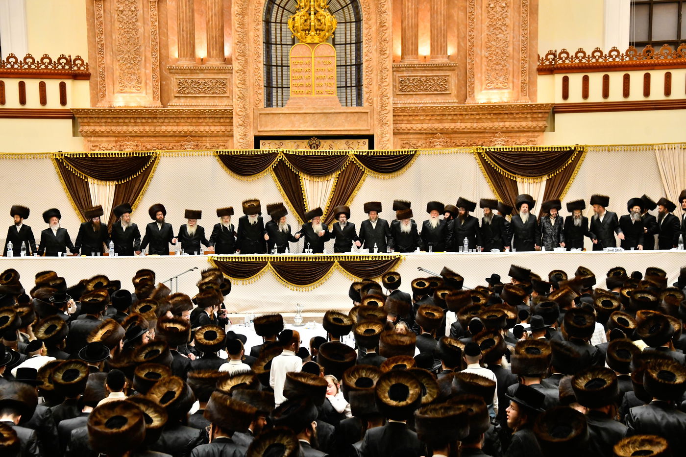 מוצאי שבת נחמו בחצה"ק סקולען ירושלים