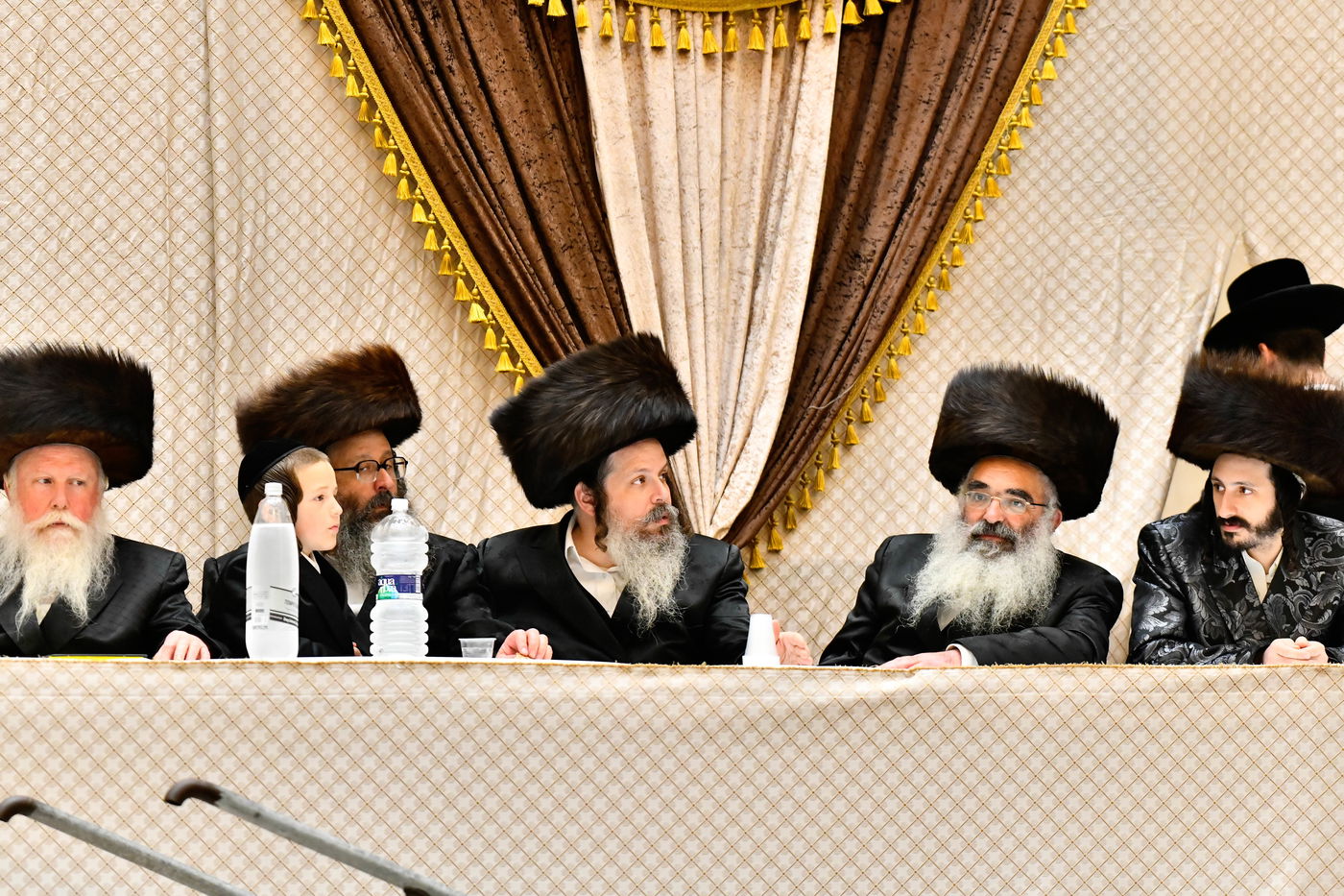 מוצאי שבת נחמו בחצה"ק סקולען ירושלים