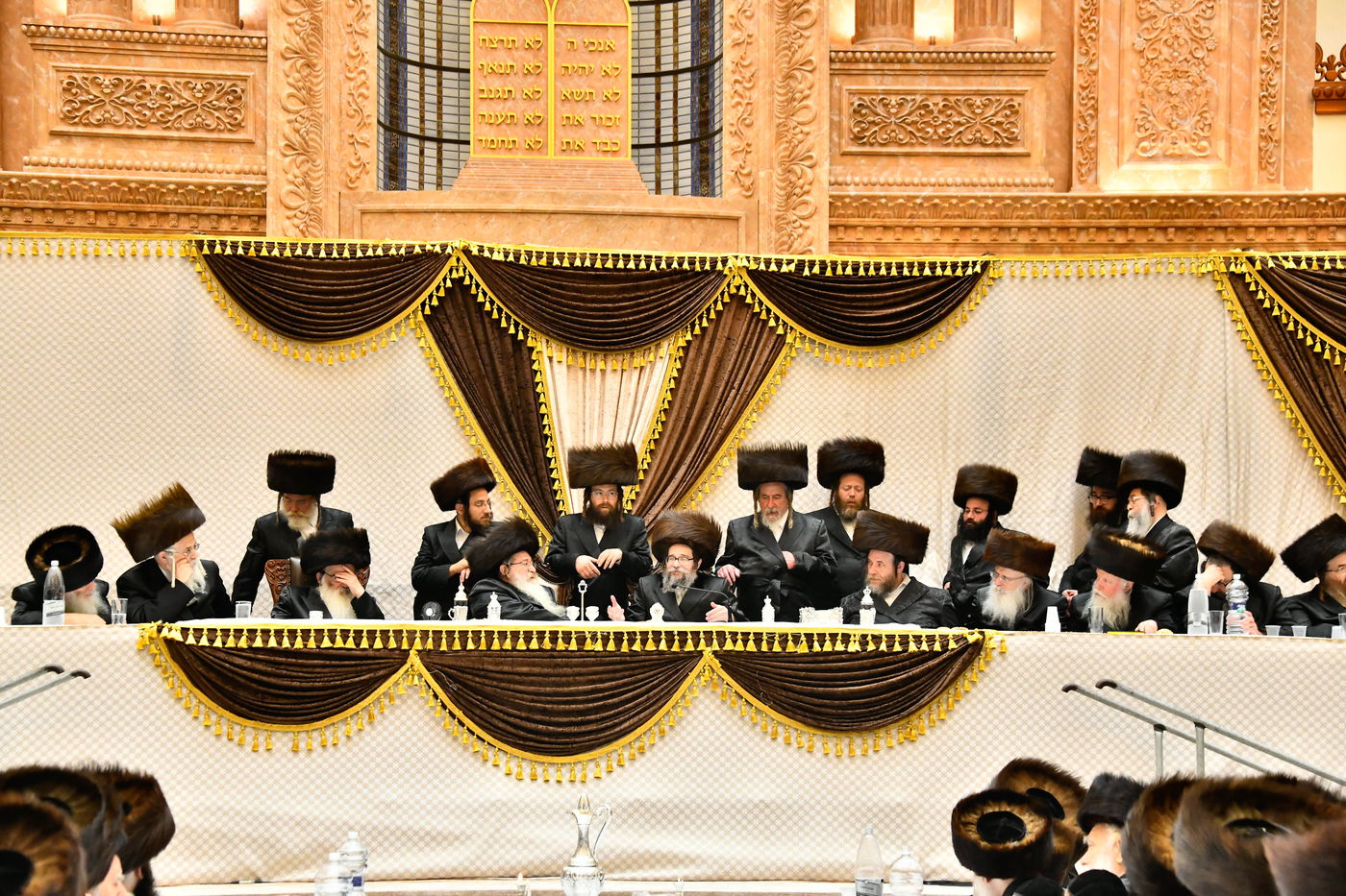 מוצאי שבת נחמו בחצה"ק סקולען ירושלים