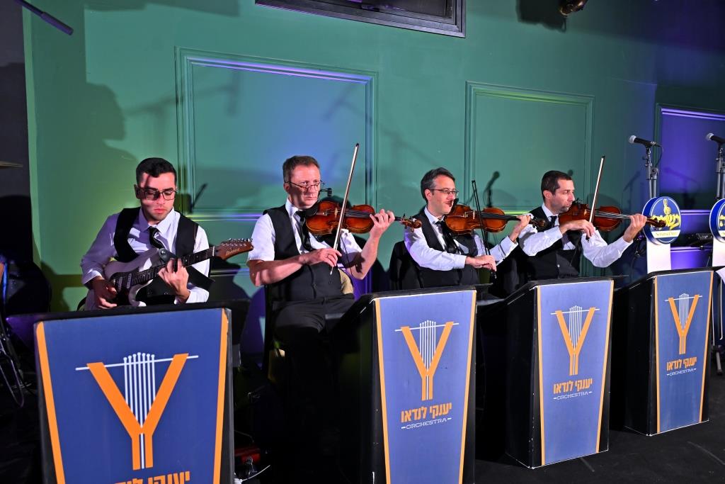 הרה"צ רבי אהרן מענדיל טווערסקי בהכנסת ס"ת בבית שמש