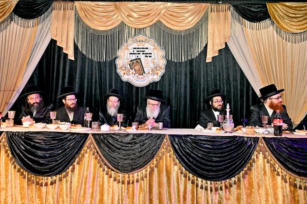 הרה"צ רבי אהרן מענדיל טווערסקי בהכנסת ס"ת בבית שמש