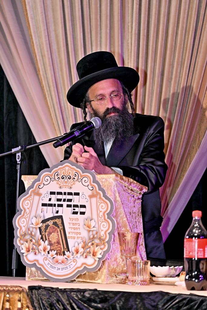 הרה"צ רבי אהרן מענדיל טווערסקי בהכנסת ס"ת בבית שמש