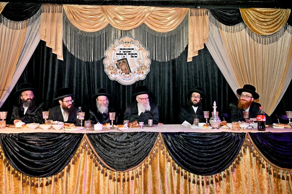 הרה"צ רבי אהרן מענדיל טווערסקי בהכנסת ס"ת בבית שמש