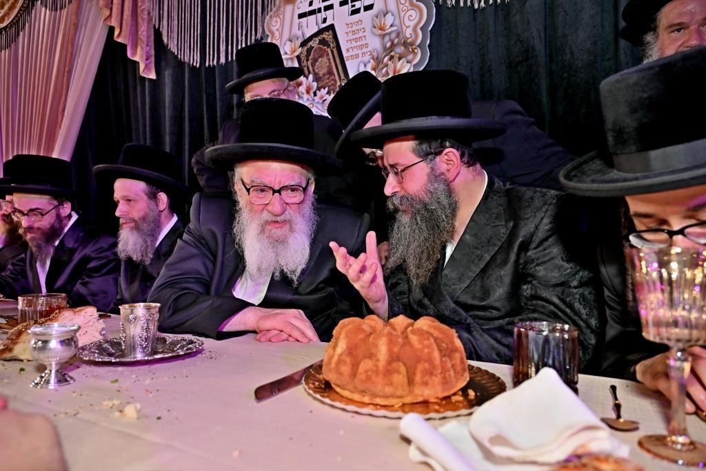 הרה"צ רבי אהרן מענדיל טווערסקי בהכנסת ס"ת בבית שמש