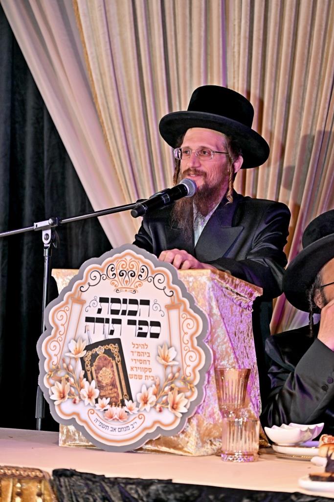 הרה"צ רבי אהרן מענדיל טווערסקי בהכנסת ס"ת בבית שמש