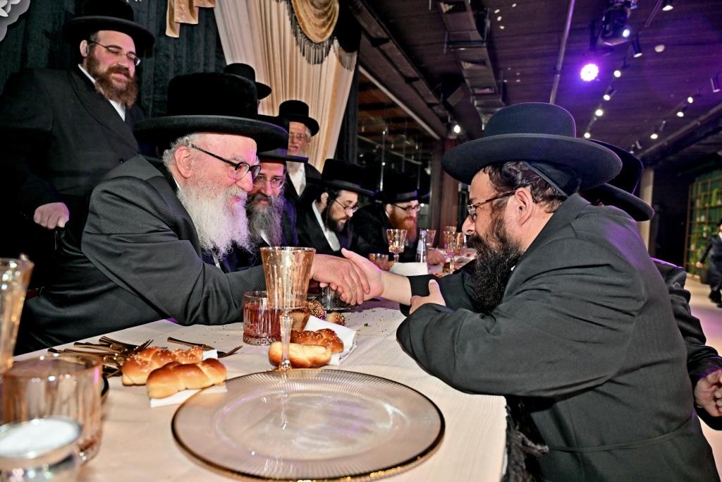 הרה"צ רבי אהרן מענדיל טווערסקי בהכנסת ס"ת בבית שמש