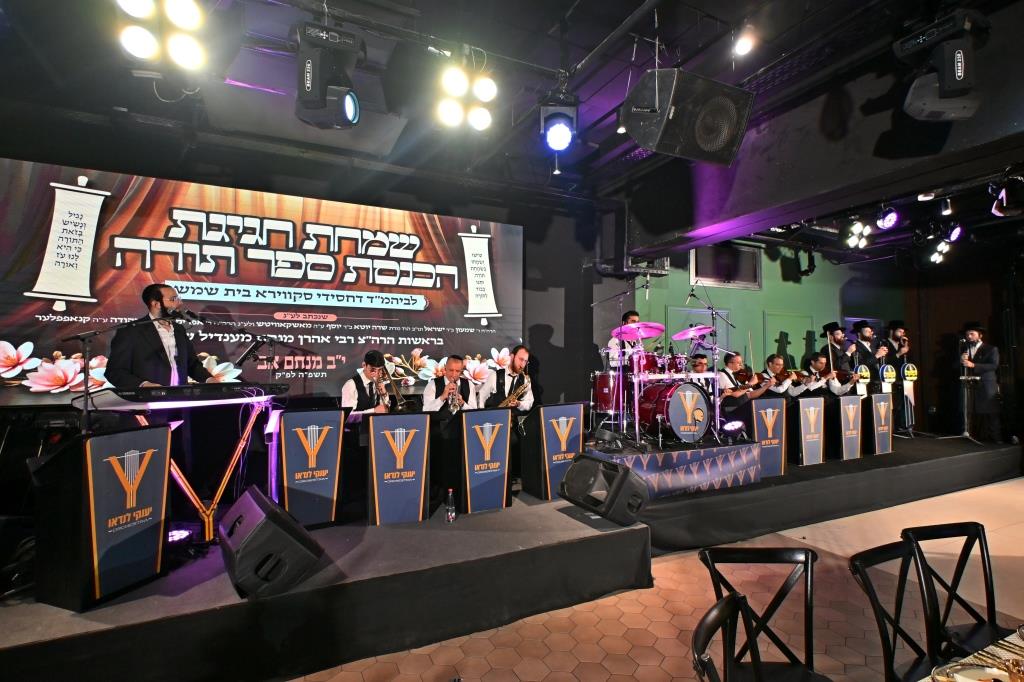 הרה"צ רבי אהרן מענדיל טווערסקי בהכנסת ס"ת בבית שמש