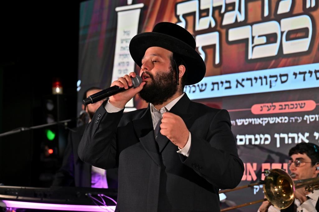 הרה"צ רבי אהרן מענדיל טווערסקי בהכנסת ס"ת בבית שמש