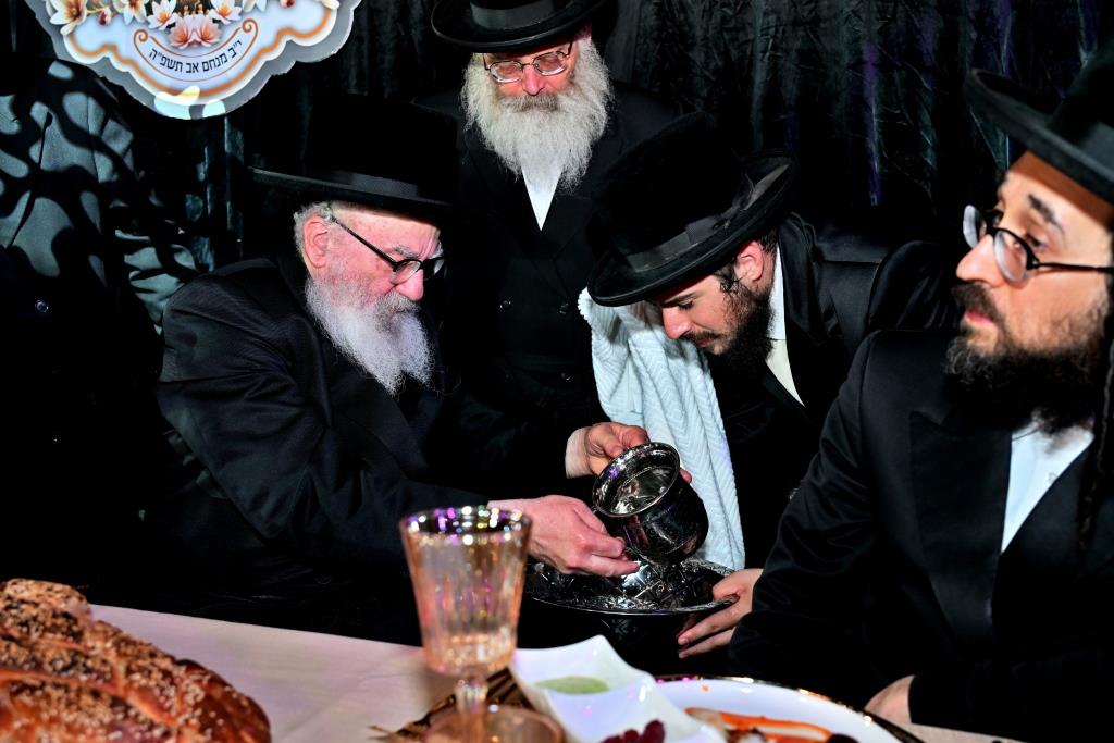 הרה"צ רבי אהרן מענדיל טווערסקי בהכנסת ס"ת בבית שמש