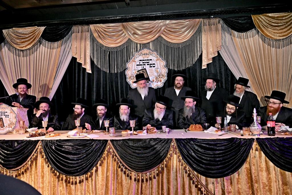 הרה"צ רבי אהרן מענדיל טווערסקי בהכנסת ס"ת בבית שמש