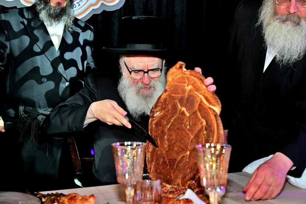 הרה"צ רבי אהרן מענדיל טווערסקי בהכנסת ס"ת בבית שמש