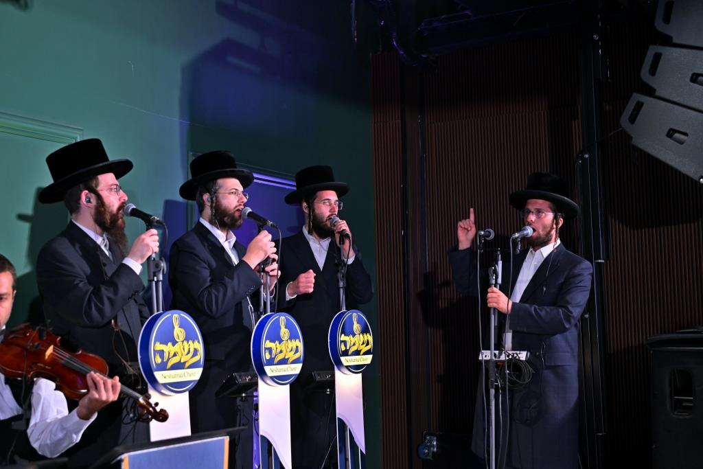 הרה"צ רבי אהרן מענדיל טווערסקי בהכנסת ס"ת בבית שמש