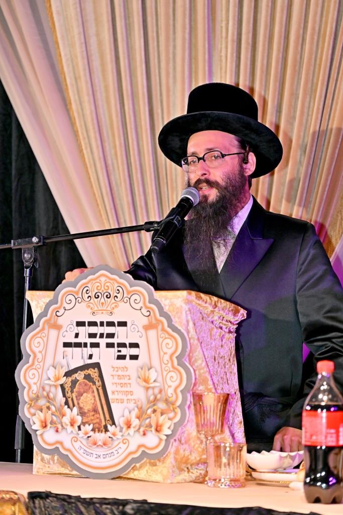 הרה"צ רבי אהרן מענדיל טווערסקי בהכנסת ס"ת בבית שמש