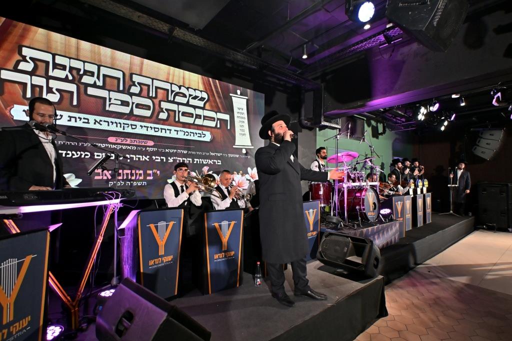 הרה"צ רבי אהרן מענדיל טווערסקי בהכנסת ס"ת בבית שמש