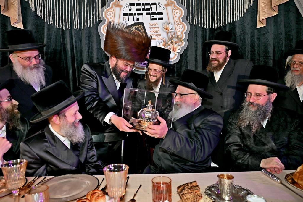 הרה"צ רבי אהרן מענדיל טווערסקי בהכנסת ס"ת בבית שמש