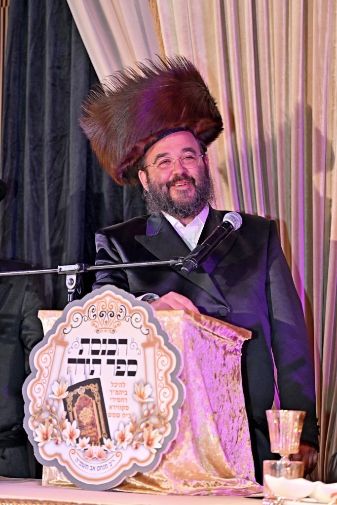 הרה"צ רבי אהרן מענדיל טווערסקי בהכנסת ס"ת בבית שמש