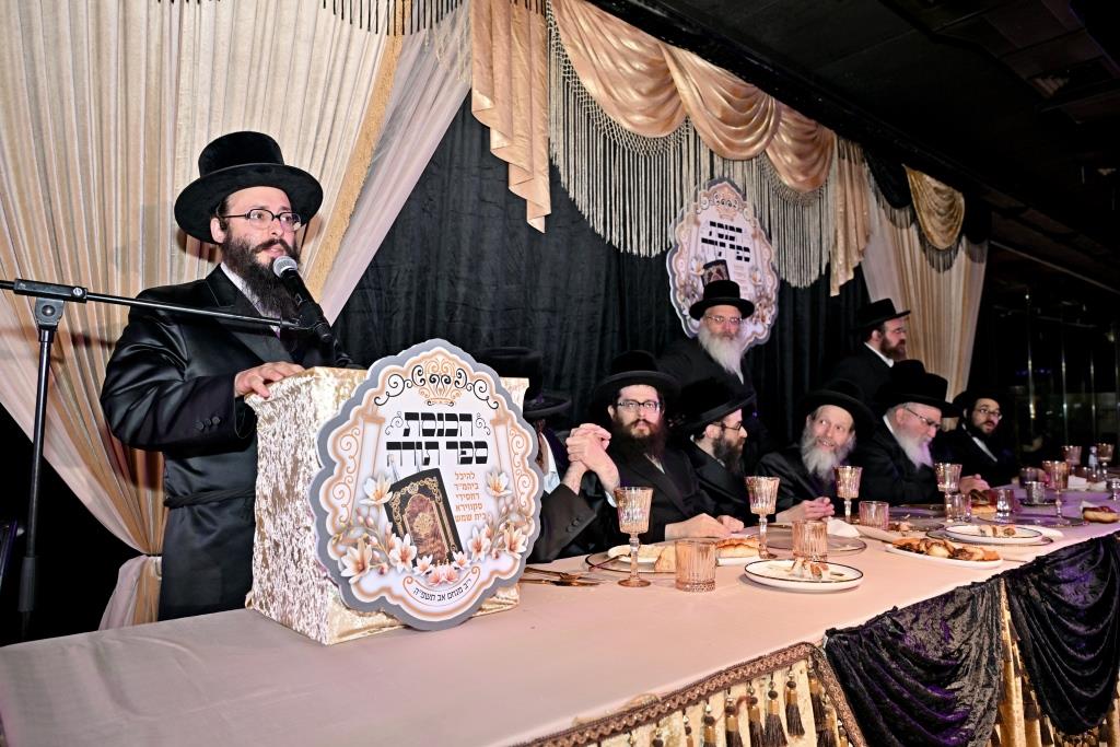 הרה"צ רבי אהרן מענדיל טווערסקי בהכנסת ס"ת בבית שמש