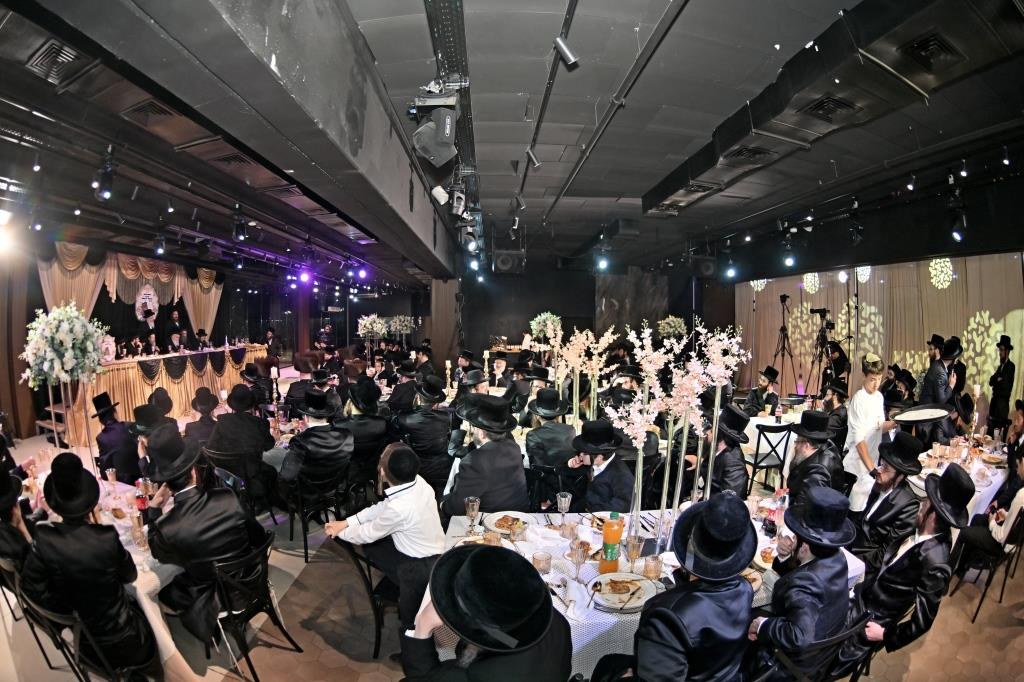 הרה"צ רבי אהרן מענדיל טווערסקי בהכנסת ס"ת בבית שמש