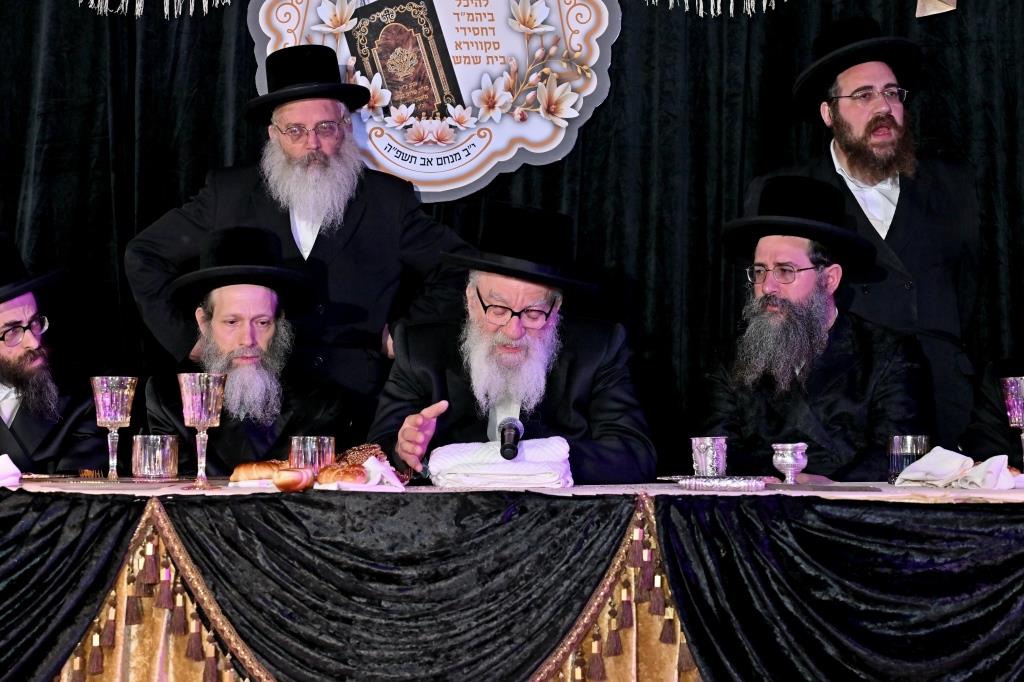 הרה"צ רבי אהרן מענדיל טווערסקי בהכנסת ס"ת בבית שמש