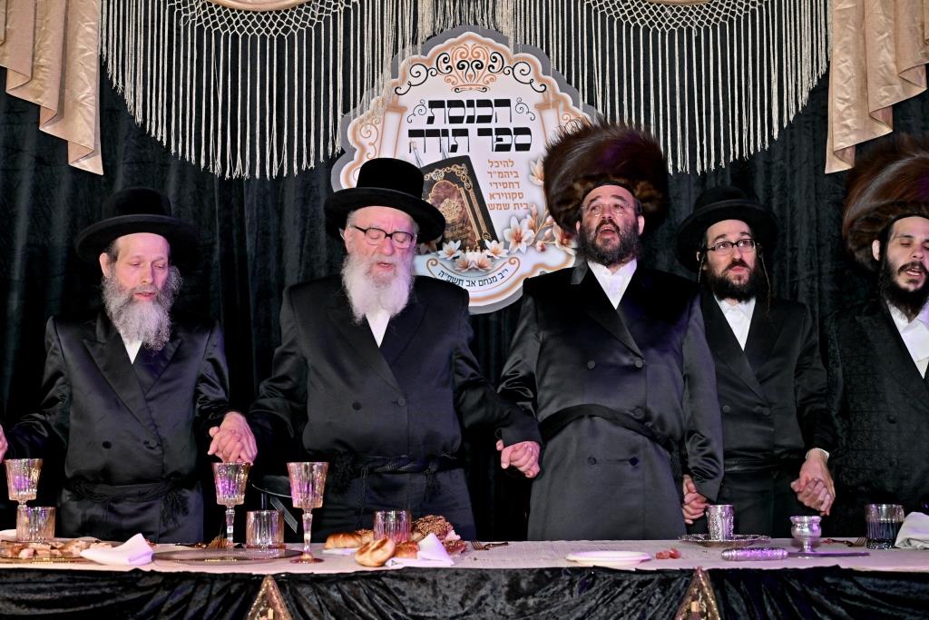 הרה"צ רבי אהרן מענדיל טווערסקי בהכנסת ס"ת בבית שמש