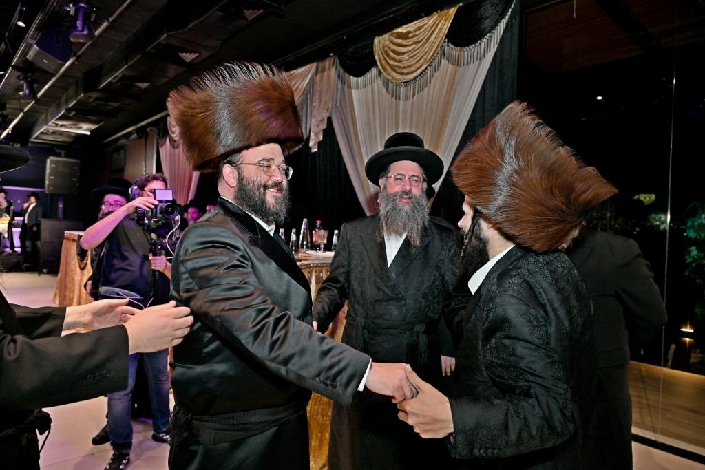 הרה"צ רבי אהרן מענדיל טווערסקי בהכנסת ס"ת בבית שמש