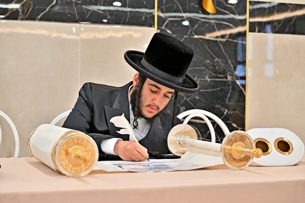 הרה"צ רבי אהרן מענדיל טווערסקי בהכנסת ס"ת בבית שמש