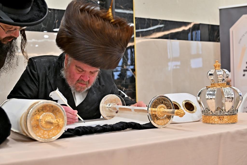 הרה"צ רבי אהרן מענדיל טווערסקי בהכנסת ס"ת בבית שמש