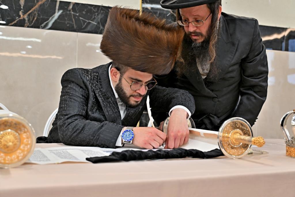 הרה"צ רבי אהרן מענדיל טווערסקי בהכנסת ס"ת בבית שמש