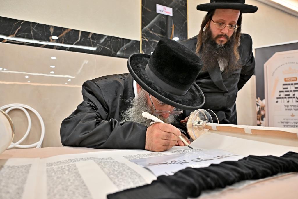 הרה"צ רבי אהרן מענדיל טווערסקי בהכנסת ס"ת בבית שמש