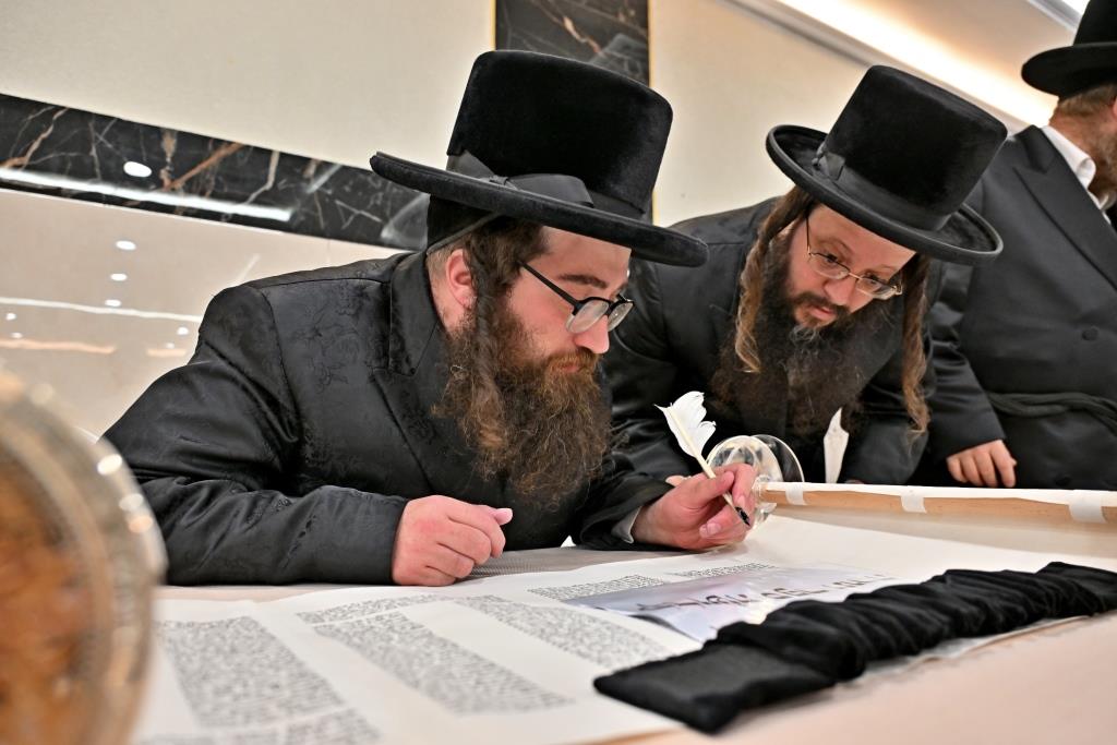 הרה"צ רבי אהרן מענדיל טווערסקי בהכנסת ס"ת בבית שמש