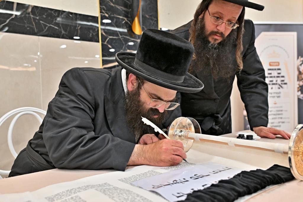 הרה"צ רבי אהרן מענדיל טווערסקי בהכנסת ס"ת בבית שמש