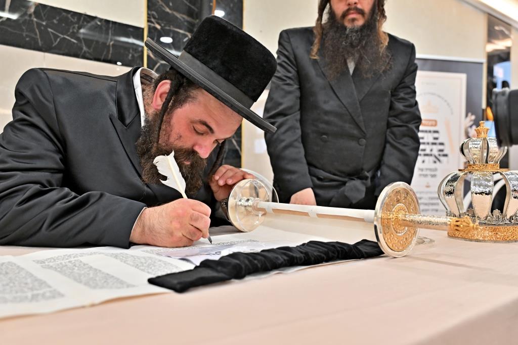 הרה"צ רבי אהרן מענדיל טווערסקי בהכנסת ס"ת בבית שמש