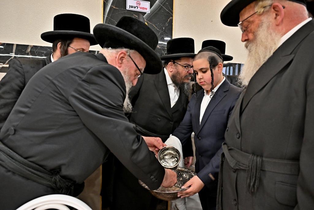 הרה"צ רבי אהרן מענדיל טווערסקי בהכנסת ס"ת בבית שמש