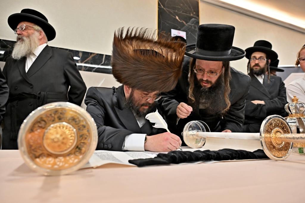 הרה"צ רבי אהרן מענדיל טווערסקי בהכנסת ס"ת בבית שמש