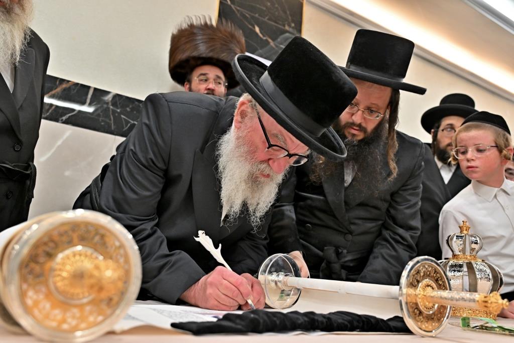 הרה"צ רבי אהרן מענדיל טווערסקי בהכנסת ס"ת בבית שמש