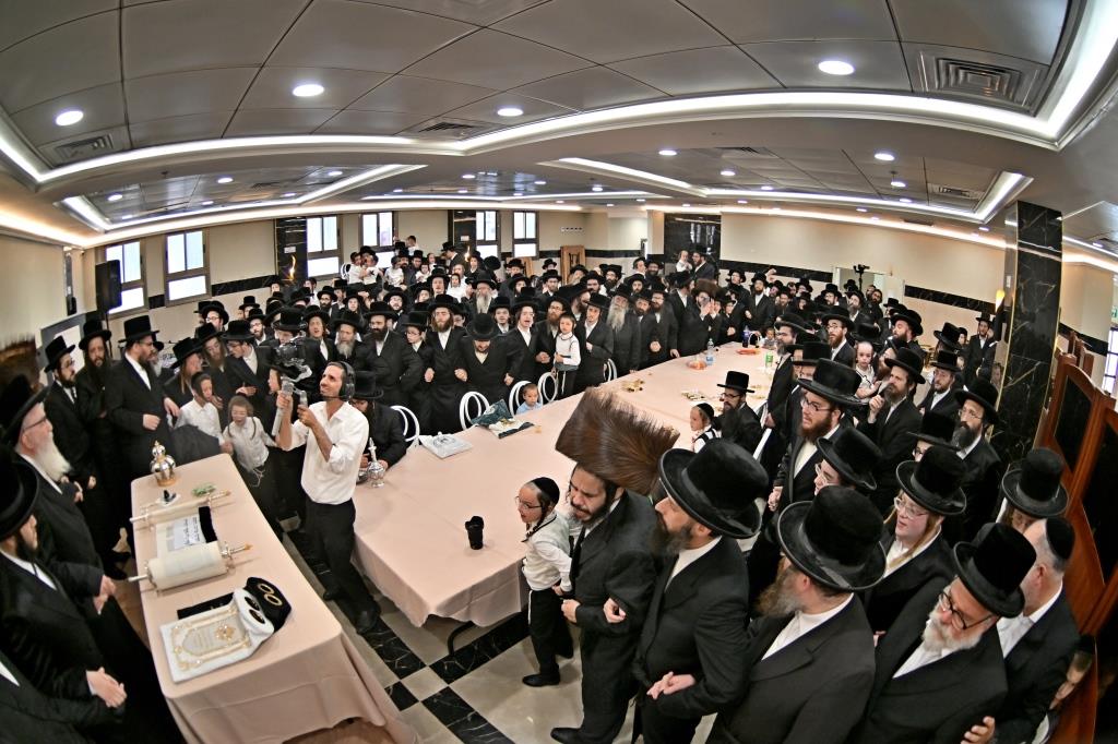 הרה"צ רבי אהרן מענדיל טווערסקי בהכנסת ס"ת בבית שמש