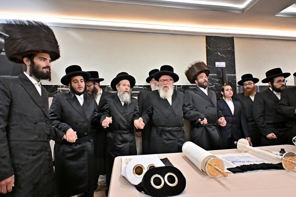 הרה"צ רבי אהרן מענדיל טווערסקי בהכנסת ס"ת בבית שמש