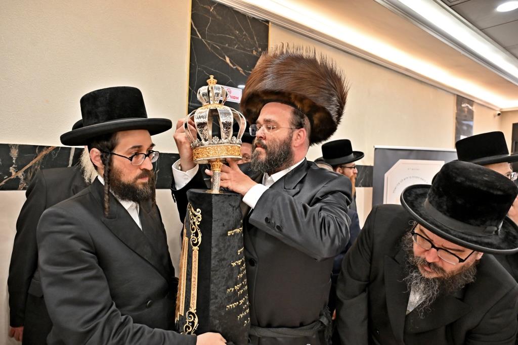 הרה"צ רבי אהרן מענדיל טווערסקי בהכנסת ס"ת בבית שמש