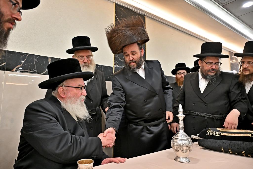 הרה"צ רבי אהרן מענדיל טווערסקי בהכנסת ס"ת בבית שמש