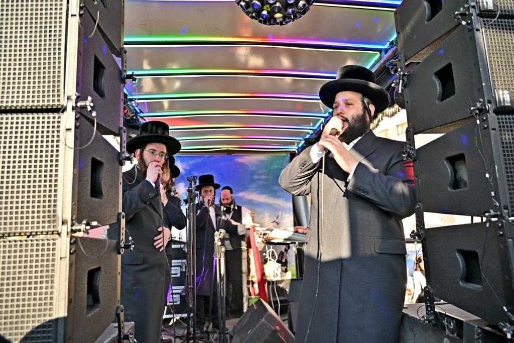 הרה"צ רבי אהרן מענדיל טווערסקי בהכנסת ס"ת בבית שמש