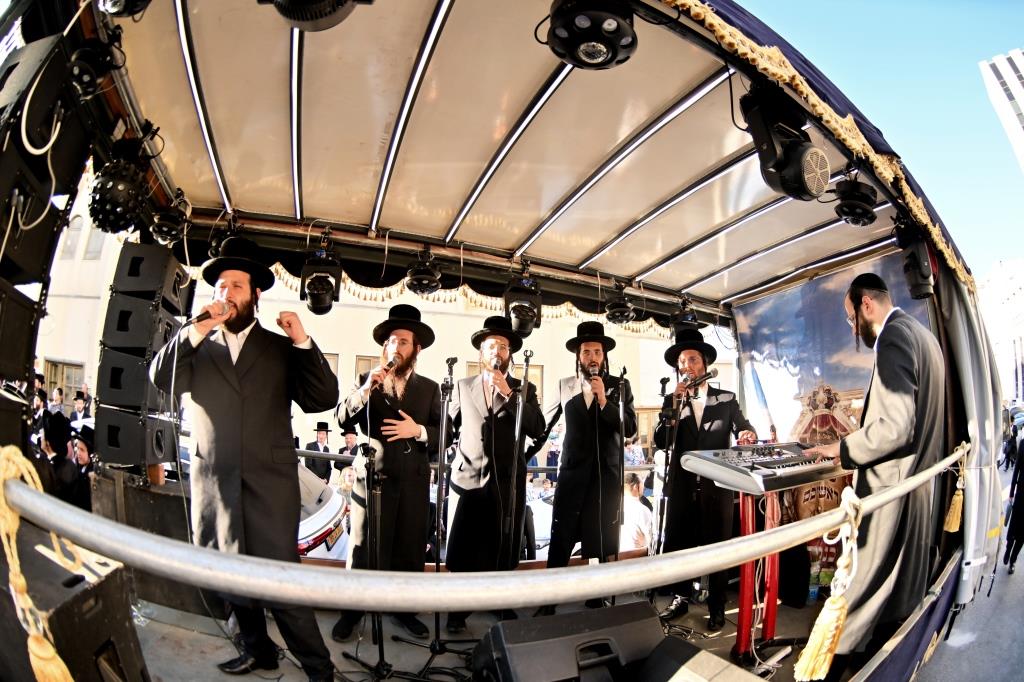 הרה"צ רבי אהרן מענדיל טווערסקי בהכנסת ס"ת בבית שמש