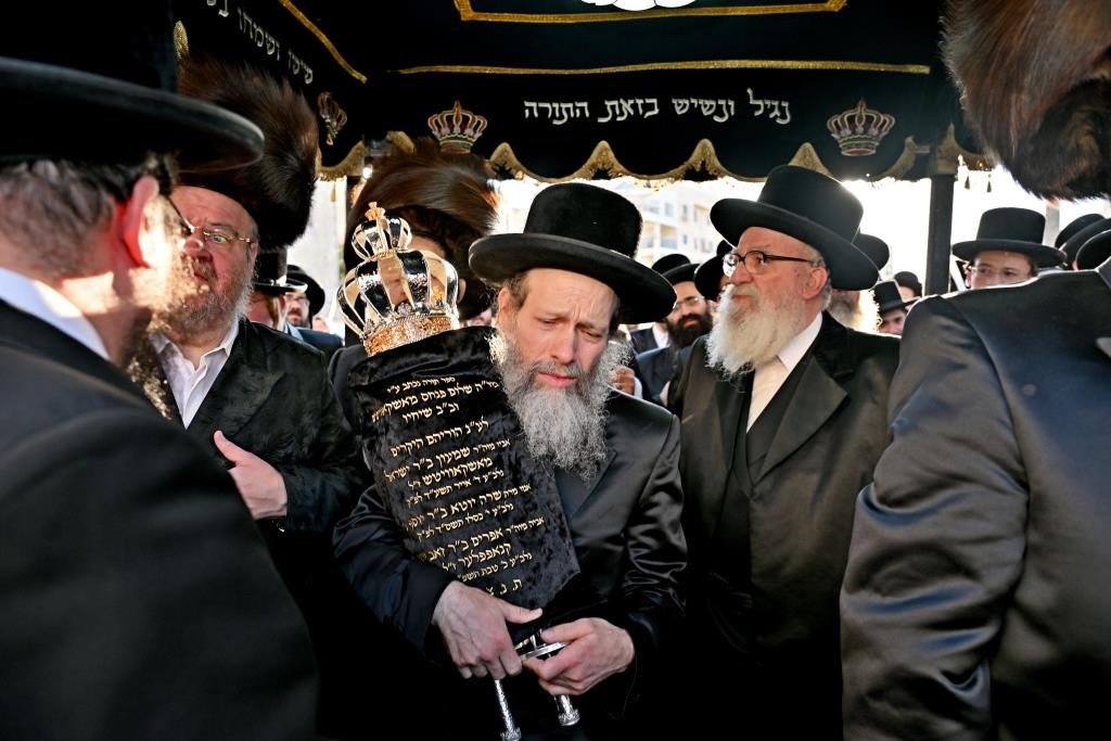 הרה"צ רבי אהרן מענדיל טווערסקי בהכנסת ס"ת בבית שמש